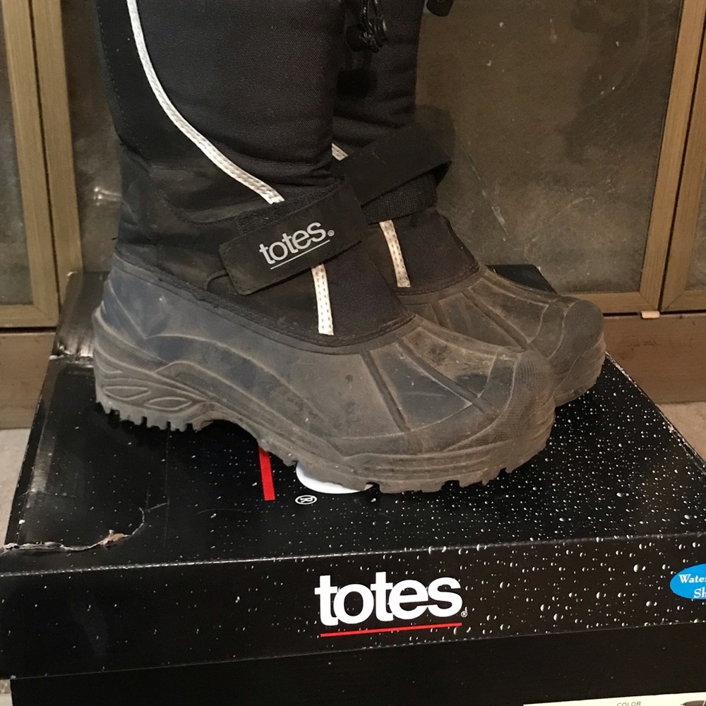 Men’s snow boots in a size 8M by totes in great used condition with box